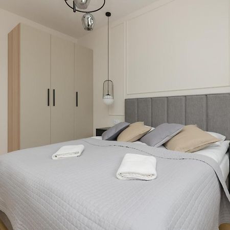 Wola Spacious Flat With Air Conditioning & Balcony By Noclegi Renters Varsovia Exterior foto