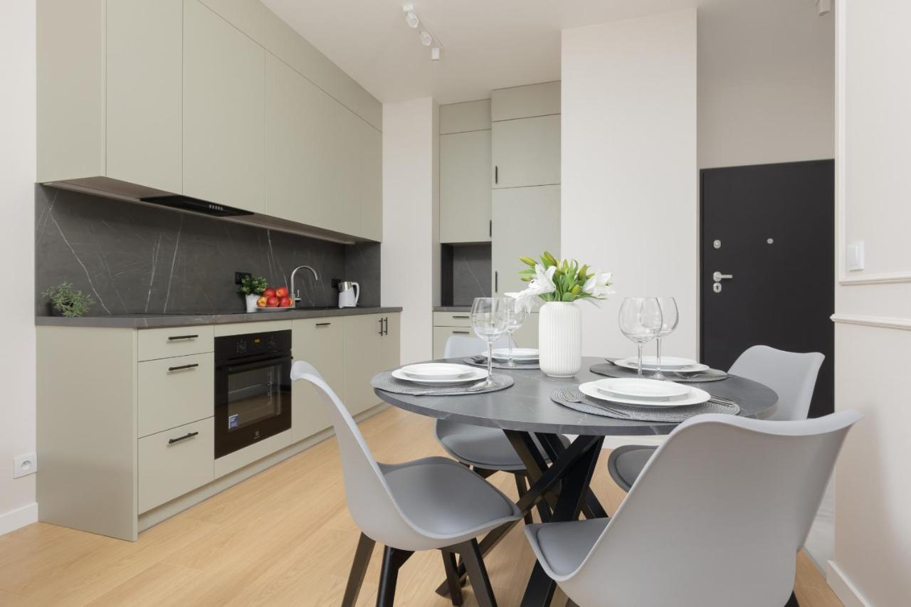 Wola Spacious Flat With Air Conditioning & Balcony By Noclegi Renters Varsovia Exterior foto